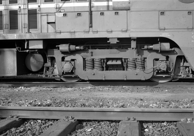 166577 Afbeelding van een draaistel van de diesel-electrische locomotief nr. 2223 (serie 2200/2300) van de N.S. te ...